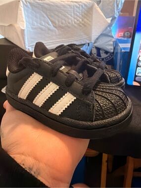 adidas black & Whit superstars 5k